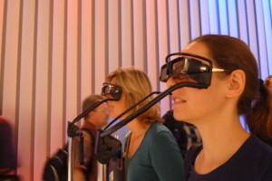 Der Rest guckt weiterhin durch die Brille in die Röhre Der Rest guckt weiterhin durch die Brille in die Röhre