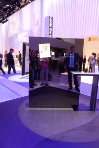 Das TV-Gerät der Zukunft? Intelligenter Fernseher, der an ein Smartphone erinnertDas TV-Gerät der Zukunft? Intelligenter Fernseher, der an ein Smartphone erinnert Das TV-Gerät der Zukunft? Intelligenter Fernseher, der an ein Smartphone erinnert
