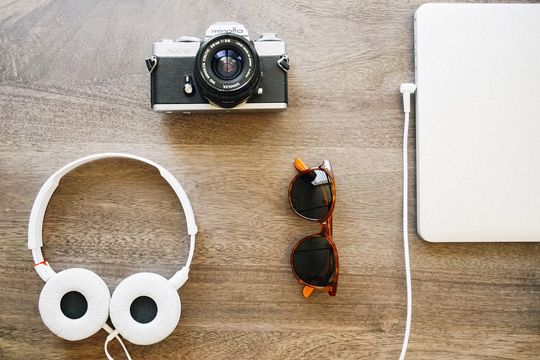 Blogger Relations Headset Kamera Fotoapparat Sonnenbrille Notebook Laptop