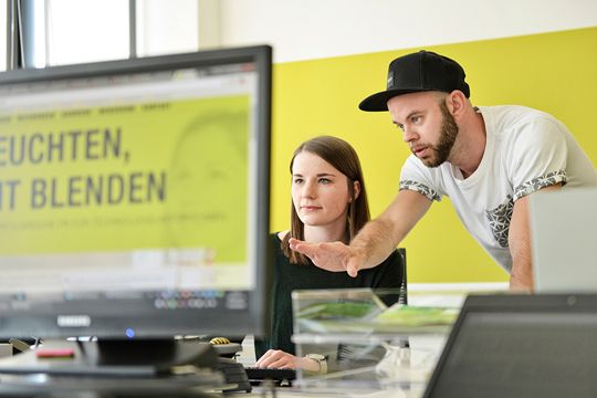 Content Marketing Agentur Bildschirm Aufzeigen Erklären Schreibtisch Büro Flutlicht