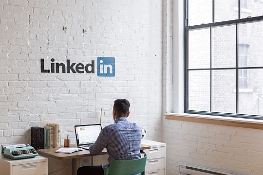 Erfolgreich B2b Entscheider über LinkedIn Erreichen Mann Büro Logo
