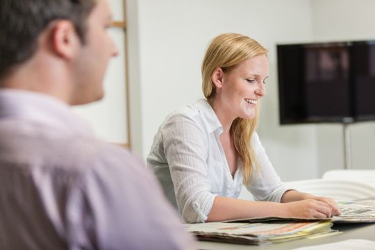 Media Relations Kollegen Zusammenarbeit Besprechungsraum Flutlicht