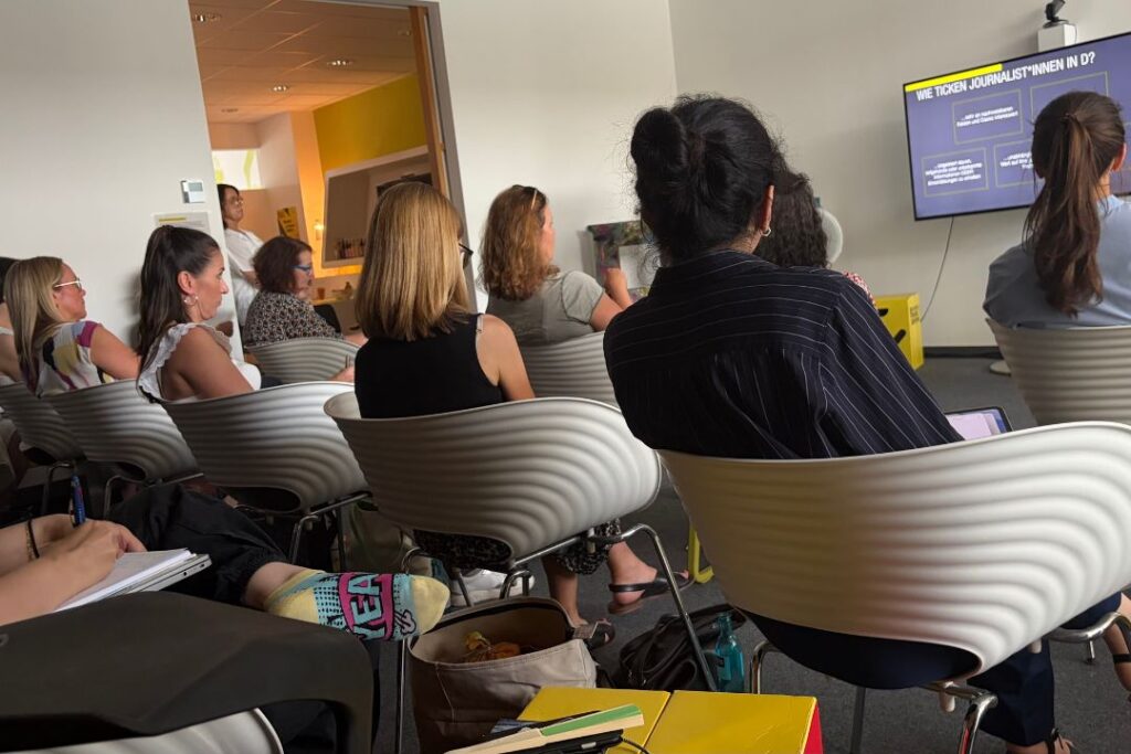 Medientraining Für Frauen Präsentation Vortrag Screen Publikum