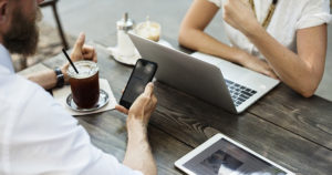 Blogger Relations Flutlicht Gespräch Notebook Tablet Smartphone Hipster Kaffee