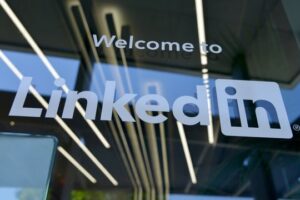 LinkedIn Content-Formate, Header, Glastür